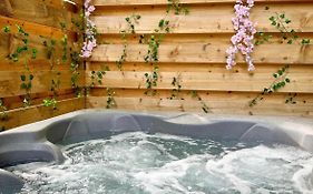 Boann 5 - Hot Tub-Hunting Tower Lodges-Luxury-Families-Romantic